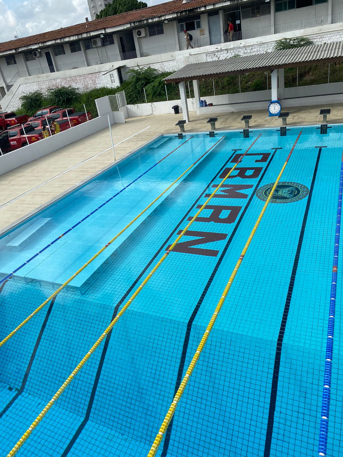 Plataforma De Fundo - Elevação Parcial Com Painel Inteiriço - Para Piscina